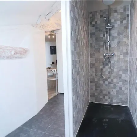 Joli 2 Pieces Renove A Proximite Du Centre Et Apartment
