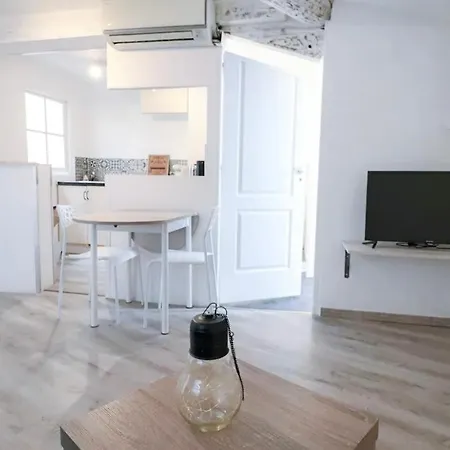 Apartment Joli 2 Pieces Renove A Proximite Du Centre Et